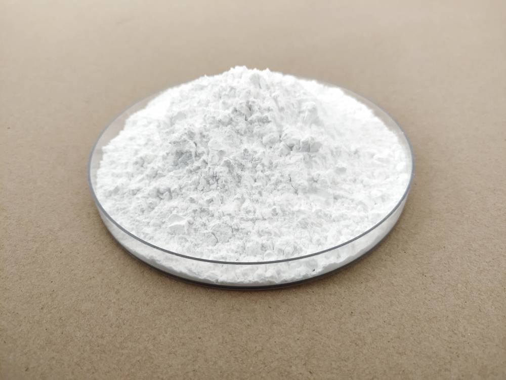 Hvad er grunden til den markante stigning i fugtabsorption af materialer efter pulverknusning?
